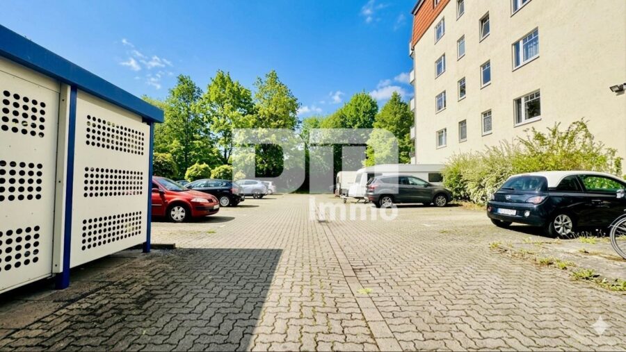 Großzügige altengerechte EG 4-Zimmer Wohnung mit großer Terrasse und Stellplatz - Parkplätze